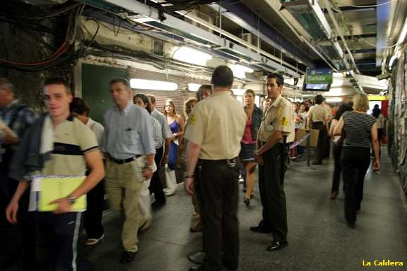 Vigilantes en la linea de Metro
