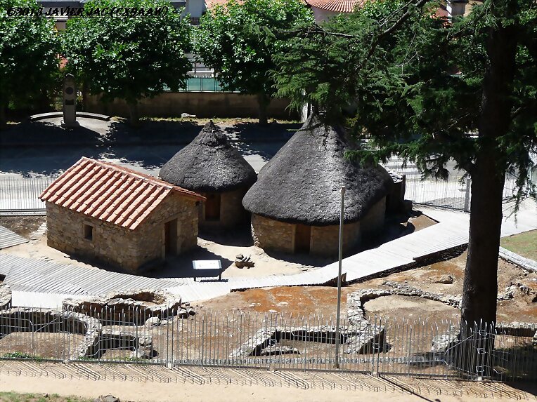 Construcciones pétreas en la ladera derecha del mo