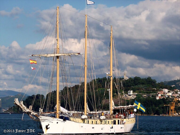 Velero goleta sueca “Alva “buque escuela arriba