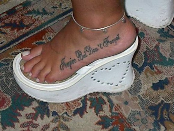 Que precioso tatuaje, jejejeje en los pies claro!!