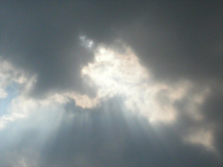 Negros nubarrones cubren el cielo de Lanús
