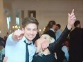 Amy Ruffle con su novio Lincoln Younes en una boda