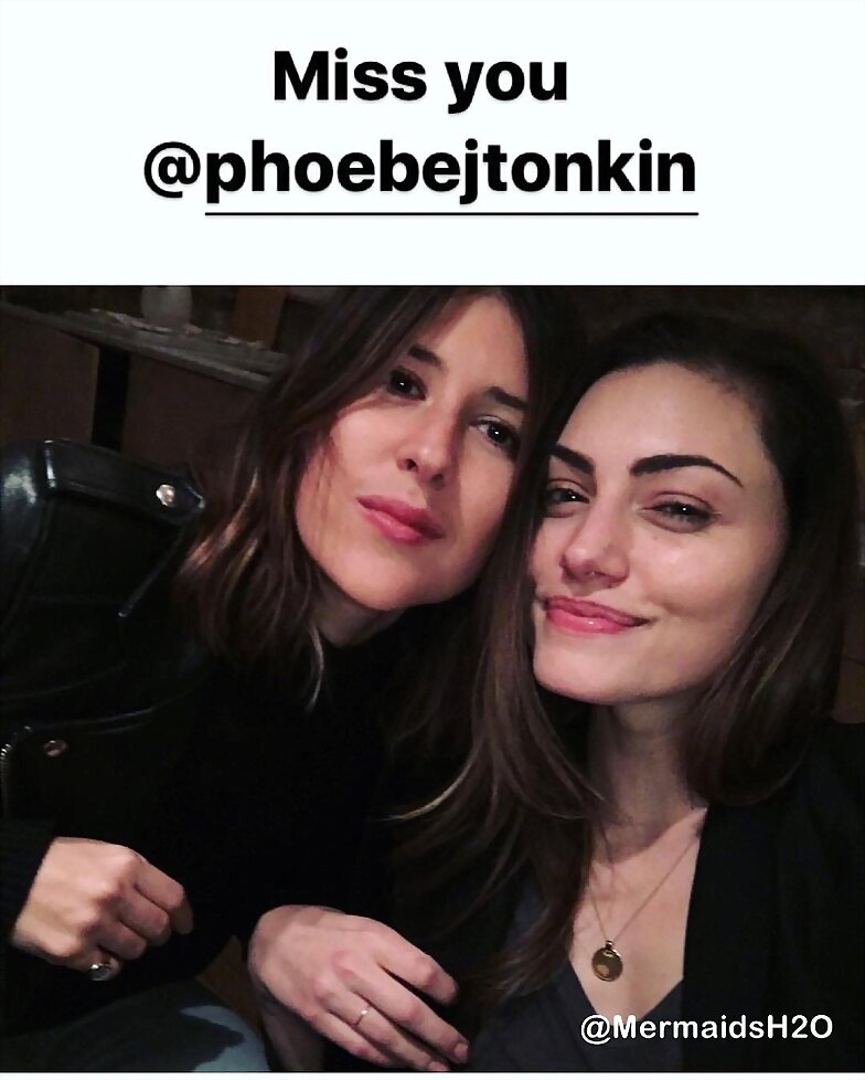 Phoebe Tonkin con su amiga Ilona Hamer