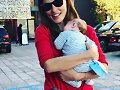 Phoebe Tonkin con el bebe de Teresa Palmer