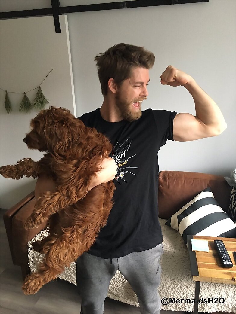 Luke Mitchell con su perro Alfie