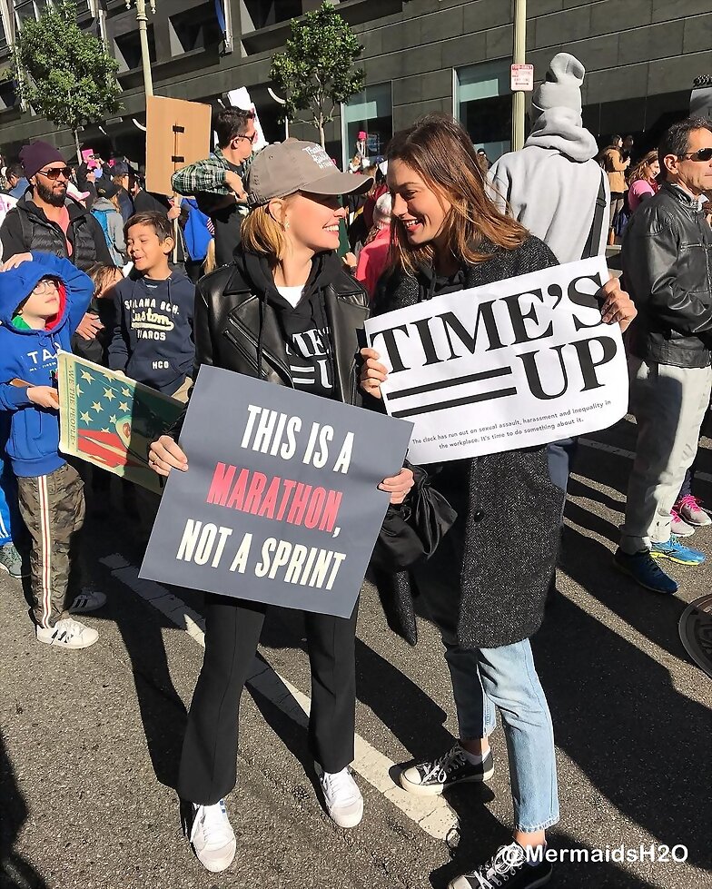 Phoebe Tonkin & Lara W en el Women's March LA 2018