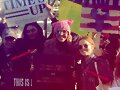 Phoebe Tonkin &amp; Zoey D en el Women&#039;s March LA 2018