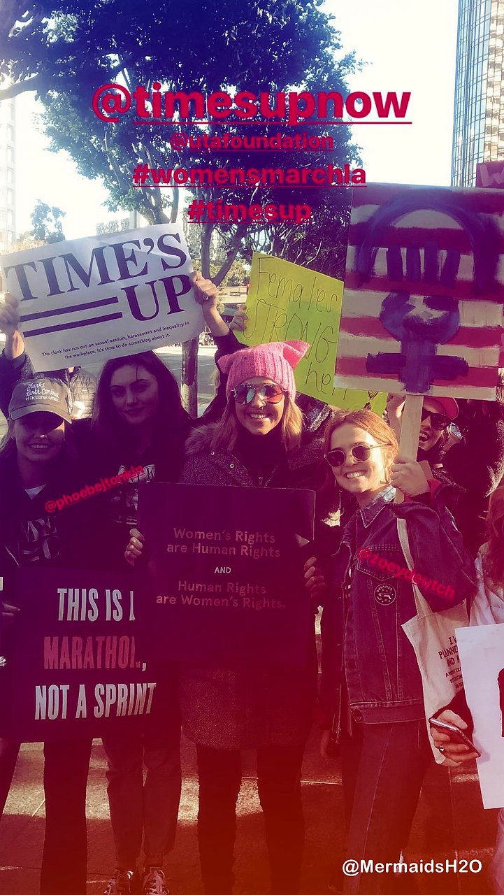 Phoebe Tonkin & Zoey D en el Women's March LA 2018