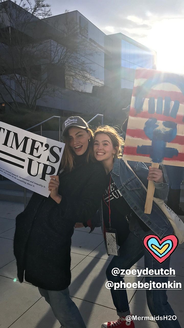 Phoebe Tonkin & Zoey D en el Women's March LA 2018
