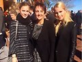 Claire Holt con su hermana Madeline Holt y madre