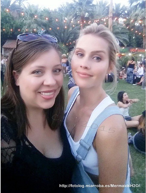 Claire Holt con una fan en Coachella (2015)