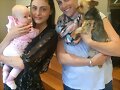 Phoebe Tonkin con su familia en Australia