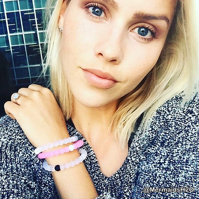Claire Holt con el Lokai bracelet