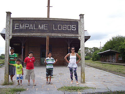 FAMILIA HUELLAS PAMPAS EN EMPALME LOBOS