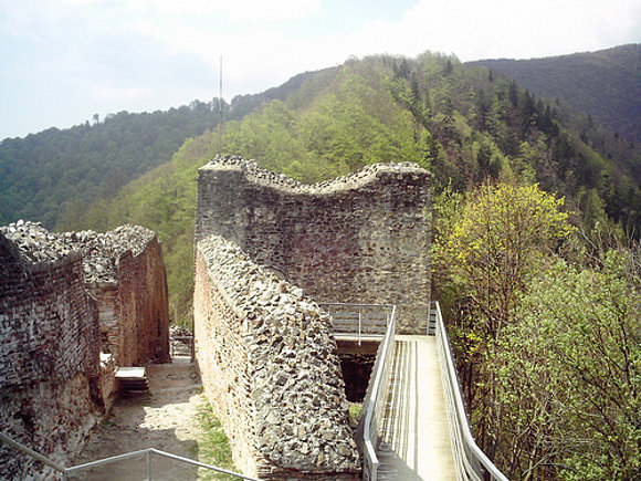 Interior Del Castillo De Poenari El Fotolog De Hellgate04