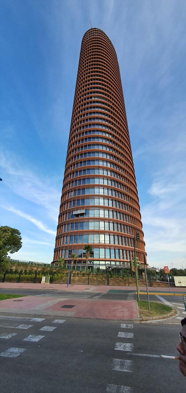 Calle Adriano y Torre Pelli II