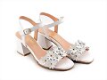 Sandalias con flores en blanco