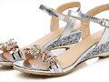 Sandalias cu&ntilde;a media con bisuteria, en plata