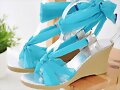 Sandalias cu&ntilde;a nudo, en azul (detalle)