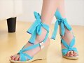 Sandalias cu&ntilde;a nudo, en azul (frontal)