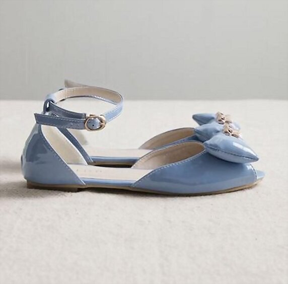 Sandalias charol con lacito, en azul (lateral)