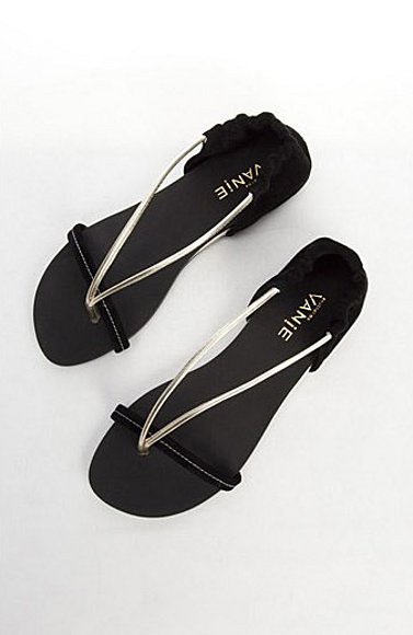 Sandalias planas dedo talón cubierto, en negro