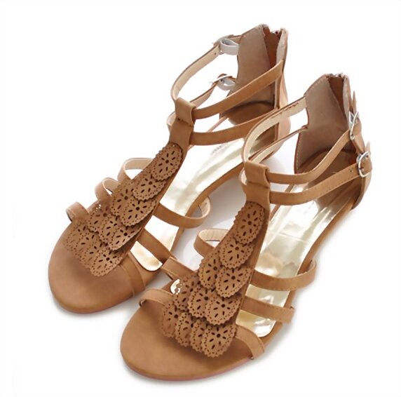 Sandalias planas talón cubierto, en marrón