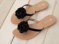 Sandalias planas dedo con flor, en negro