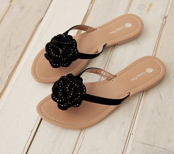 Sandalias planas dedo con flor, en negro