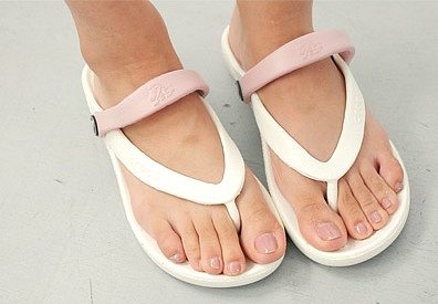 Sandalias de dedo de plástico, en blanco (det. fro