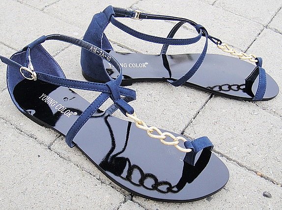 Sandalias planas con cadena, en azul
