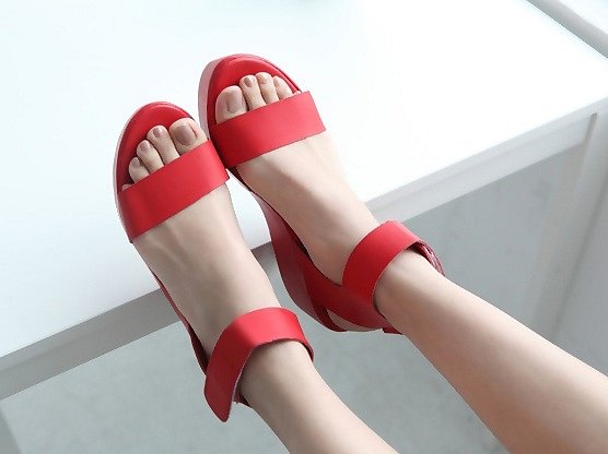 Sandalias de suela-cuña, en rojo