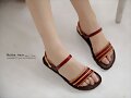 Sandalias planas de doble tira, en marr&oacute;n