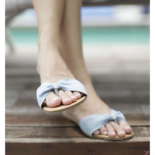 Sandalias planas de dedo-lacito, en azul (frontal)