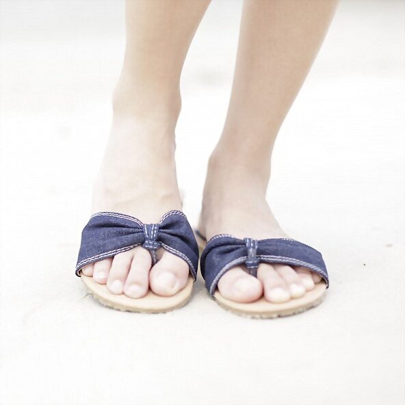 Sandalias planas de dedo-lacito, en azul marino (f