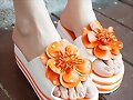 Chanclas plataforma con flor, en naranja