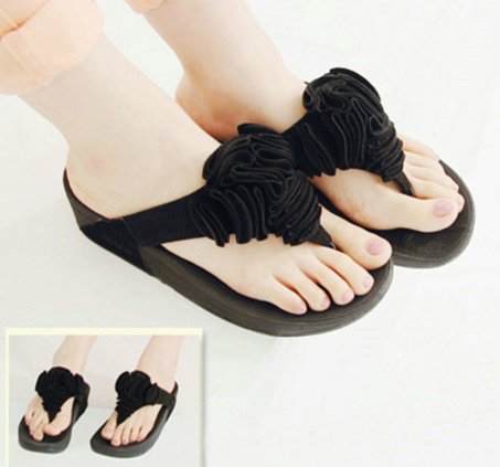 Sandalias dedo con flor, en negro