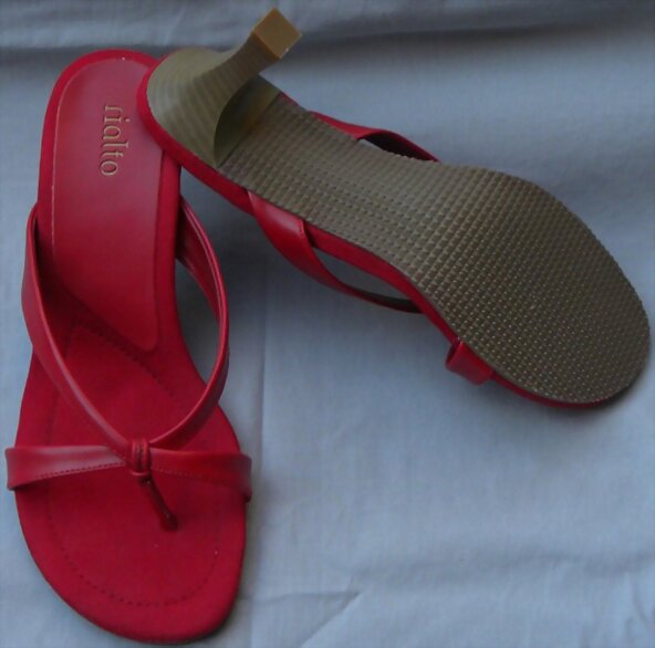 Sandalias tacón medio en X, en rojo
