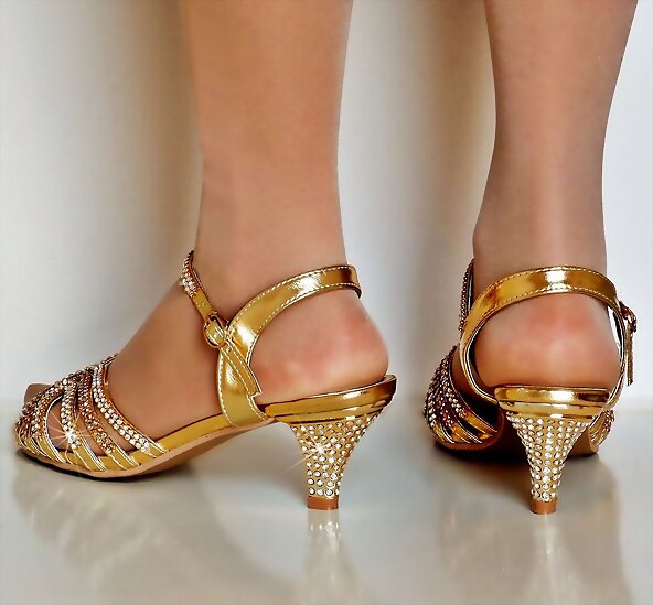 Sandalias clásicas tacón medio en dorado