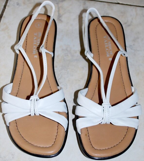 Sandalias blancas en *