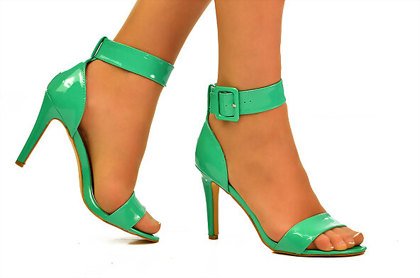 Sandalias tacón con cinturón,en verde