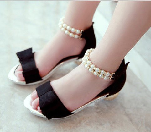 Sandalias de perlas de 2 tiras en negro