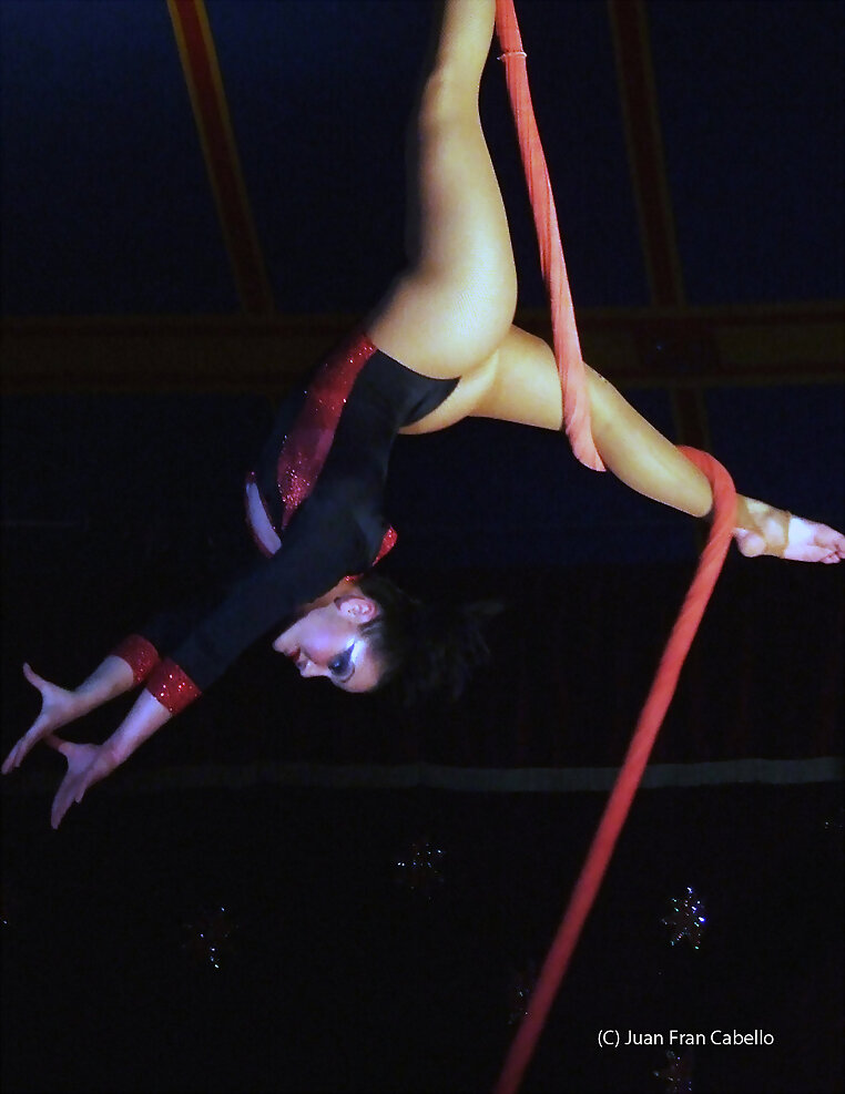 Thais Roy  en la cuerda vertical Circo Donalson