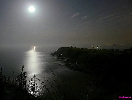 Vista nocturna desde la playa de Mataleñas.