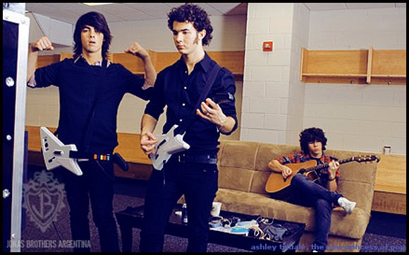 Jonas brothers! :L