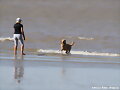 una se&ntilde;ora y su perro, playa Santa Ana, Colonia