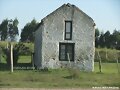 casa  junto al camino en las sierras.
