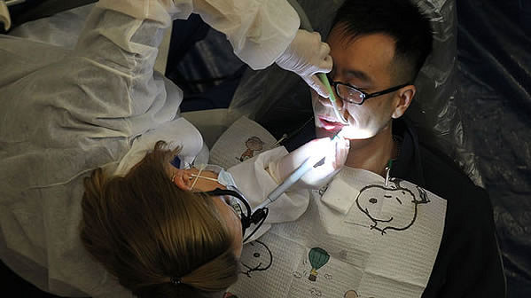 Una dentista le arranco los dientes a su exnovio
