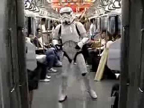 storm trooper bailando en tokio
