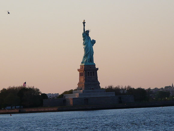La estatua de la Libertad vista de un ferry.